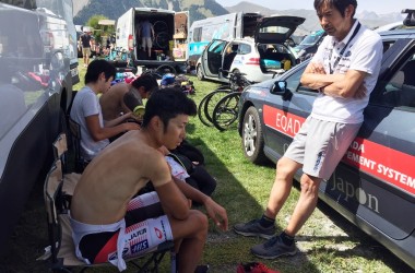 17（ツール・ド・ラヴニール第9ステージ）レース後に雨澤と佇む浅田監督（photo CyclismeJapon）