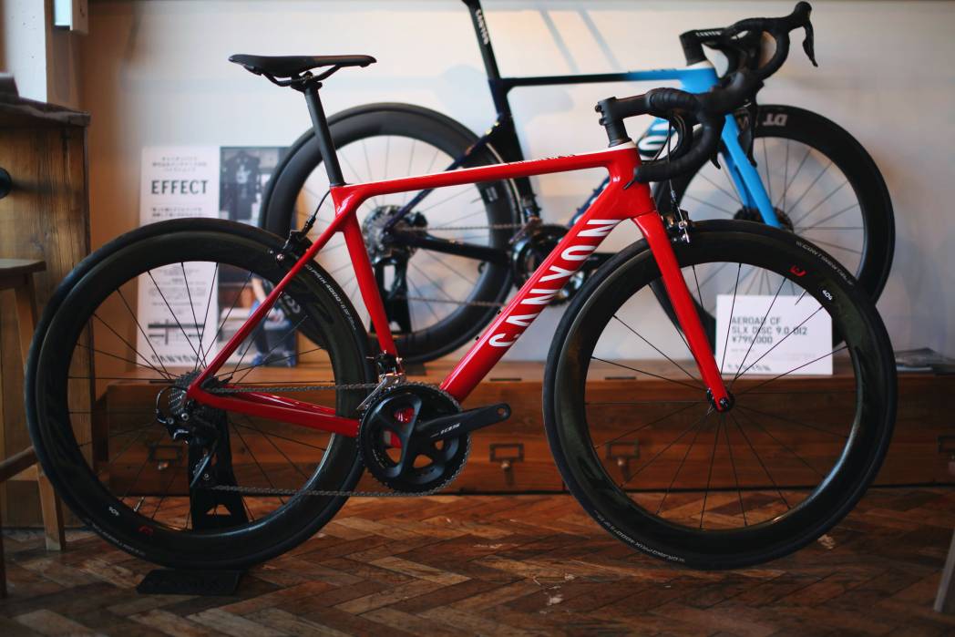 CANYON】ツール・ド・フランス期間中、キャニオンのチームカラーモデルをCROSS COFFEEに展示【ファンライド】