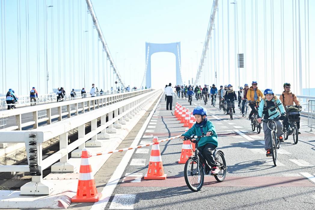 青空の湾岸エリアにサイクリストが虹をかける！ 「レインボーライド
